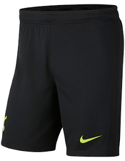 מִכְנָסַיִים קְצָרִים